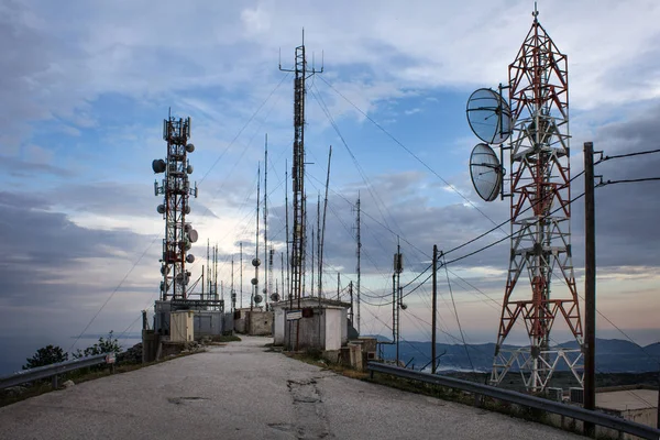 Ağ kule ayakta uzun boylu dizi cliff yanı sıra kumlu bir plaj yakınındaki. O kırsal bölgede elektrik tedarik vermek her iletim bağlı tel onlarca