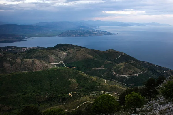 Okyanustan yakın kırsal bir alanda yer alan dağlık topraklarda nefes kesen doğal manzarası. Fotoğraf ve turist için görme için konu olarak mükemmel sahne. 