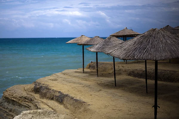 Sombrillas Nativas Alinean Colocan Acantilado Playa Agua Tan Hermosa Tan — Foto de Stock