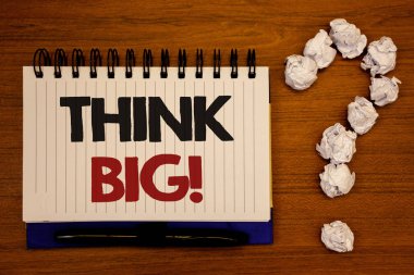 Büyük motivasyon çağrı düşünüyorum gösterilen metin işareti. Kavramsal fotoğraf harika fikirleri rüya amazingideas defter ahşap arka plan tırnak işareti üzerinde buruşuk gazetelere bir şey var