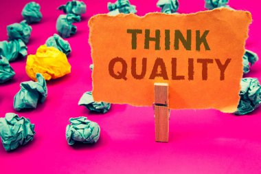 Kalite düşünüyorum gösterilen metin işareti. Kavramsal fotoğraf düşünme yenilikçi değerli çözümler başarılı fikirler