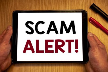 Aldatmaca Çağrı Uyarısı motivasyonel gösterilen metin işareti. Dolandırıcılık veya virüs attacksman önlemek için kavramsal fotoğraf güvenlik uyarısı tutun tabloda fikirler kelime beyaz ekran siyah kırmızı kalem ile ahşap