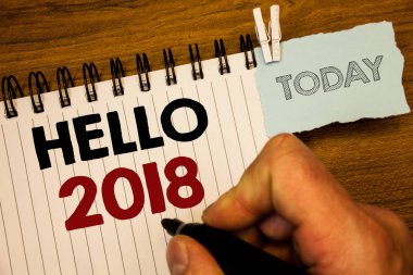 Merhaba 2018 gösterilen metin işareti. Kavramsal fotoğraf bir yılbaşı motivasyon mesajı 2017 başlangıç olduğunu bugün dizüstü el için oluşturma nowman üzerinde tutun kalemi ahşap arka plan holding