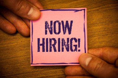 Kavramsal el işe motivasyonel çağır gösterilen yazma. Pembe Not fikirler siyah harflerle ahşap arka plan holding iş fotoğraf metinler işgücü istedim çalışanlar Recruitmentman tutun