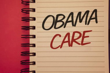 Obama bakım gösterilen Not yazma. Defter siyah harflerle kırmızı zemin üzerine oluşturulan hükümet programı, sigorta sisteminin hasta Protectionideas fikir iletiler vitrine iş fotoğraf