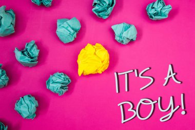 Kavramsal el S A çocuk motivasyonel buna gösterilen yazma. Erkek bebek vitrine iş fotoğraf geliyor Cinsiyeti ortaya Celebrationideas kelime pembe arka plan beyaz harflerle buruşuk kağıtları