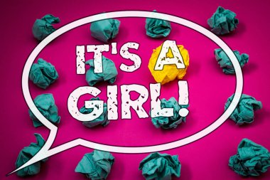 Bu olan bir kız motivasyonel Call gösterilen Not yazma. Cinsiyet Bebek kadın vitrine iş fotoğraf ortaya kutlama