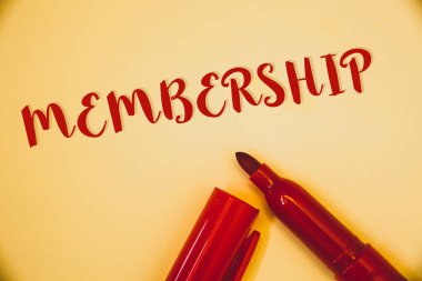 El yazısı metinler üyelik. Kalem vintage zemin üzerine kırmızı harflerle oluşturulan kelime bir organizationideas iletilerinin üyesi bir grup veya takımın bir parçası olmak anlamına gelir kavramı katılmak