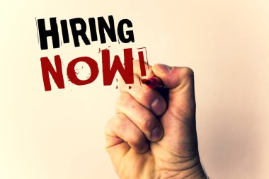 İşe şimdi motivasyon arama yazma el yazısı metinler. İşgücü istedim çalışanlar kalem işaretleme fikir mesaj siyah kırmızı harflerle bej arka planda tutan Recruitmentman anlam kavramı