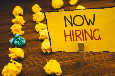 El yazısı metinler şimdi Kiralama. İşgücü istedim çalışanların işe bugün iş sarı kağıt fikirler buruşuk kağıtlar ahşap arka plan holding Opportunityclothespin anlam kavramı