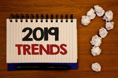 2019 Trendler gösterilen metin işareti. Kavramsal fotoğraf yeni yıl moda defter ahşap arka plan tırnak işareti değişiklikleri yenilikler Modernideas gelişmeler buruşuk gazetelere