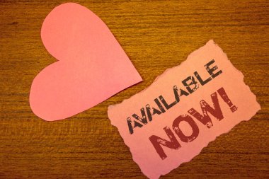 Kullanılabilir şimdi motivasyon arama gösterilen metin işareti. Kavramsal fotoğraf promosyon hizmet ürün kullanılabilirliği