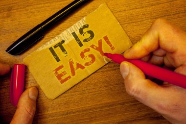 Bu kolay motivasyon çağır gösterilen Not yazma. İş fotoğraf net basit değil vitrine temel Effortlessman sarı kağıt el holding kırmızı siyah kalem ahşap masa üzerinde oluşturma karmaşık