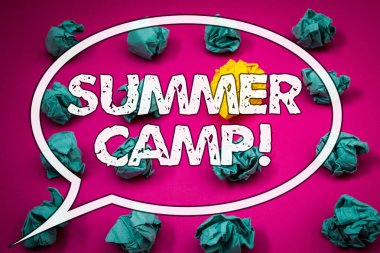 Yaz Kampı motivasyonel ara gösterilen Not yazma. Yer nerede çocuklar tatil aktiviteleri yapmak vitrine iş fotoğraf