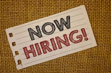 Şimdi işe motivasyonel arama gösterilen metin işareti. Siyah kırmızı harflerle kelimeler hasır arka plan kavramsal fotoğraf işgücü istedim çalışanlar Recruitmentnotebook sayfa fikirler mesaj