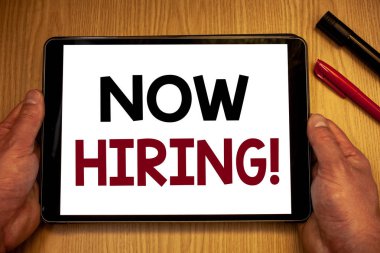 Şimdi işe motivasyonel arama gösterilen metin işareti. Kavramsal fotoğraf işgücü istedim çalışanlar Recruitmentman tutun tabloda fikirler kelime beyaz ekran siyah kırmızı kalem ile ahşap