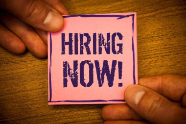 Kavramsal el işe şimdi motivasyon arama gösterilen yazma. Pembe Not fikirler siyah harflerle ahşap arka plan holding iş fotoğraf metinler işgücü istedim çalışanlar Recruitmentman tutun