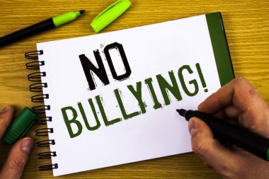 Hayır zorbalık motivasyonel ara gösterilen Not yazma. Taciz taciz saldırganlık saldırı yasak vitrine iş fotoğraf