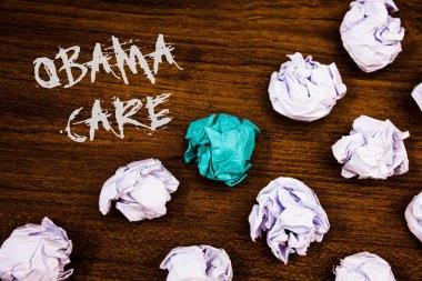 Obama bakım gösterilen Not yazma. Hükümet programı, sigorta sistemi hasta Protectionideas kelime ahşap arka plan tebeşir vitrine iş fotoğraf birkaç denemeden buruşuk kağıtlar mektuplar