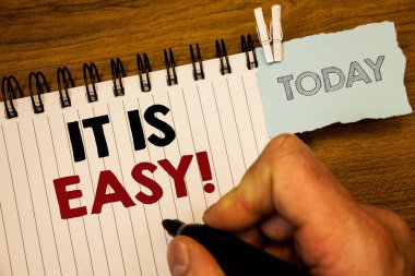 Bu kolay motivasyon çağır gösterilen metin işareti. Kavramsal fotoğraf net basit değil temel Effortlessman bugün için defter üzerinde el ele tutarak kalem ahşap arka plan oluşturma karmaşık