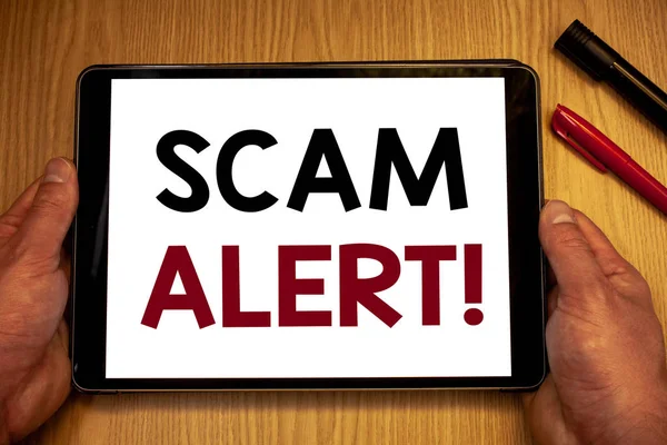 Aldatmaca Çağrı Uyarısı motivasyonel gösterilen metin işareti. Dolandırıcılık veya virüs attacksman önlemek için kavramsal fotoğraf güvenlik uyarısı tutun tabloda fikirler kelime beyaz ekran siyah kırmızı kalem ile ahşap