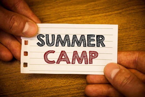 Yaz Kampı gösterilen metin işareti. Kavramsal fotoğraf bölgedeki nerede çocuk faaliyetleri sırasında tatil yapmak
