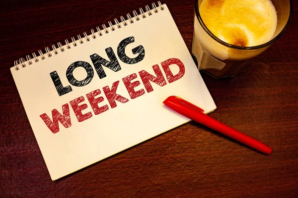 Metinler uzun hafta sonu yazma kelimeler. İş kavramı kısa tatil tatil sezonu rahatlatıcı rekreasyon timenotebook sayfa siyah kırmızı harflerle için kalem fikirler mesajlar ahşap masa cam içki