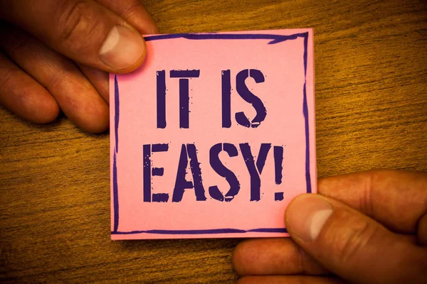 Kavramsal el olduğunu kolay motivasyon buna gösterilen yazma. Pembe Not fikirler siyah harflerle ahşap arka plan tutan temel Effortlessman tutun iş fotoğraf metinler net basit değil karmaşık