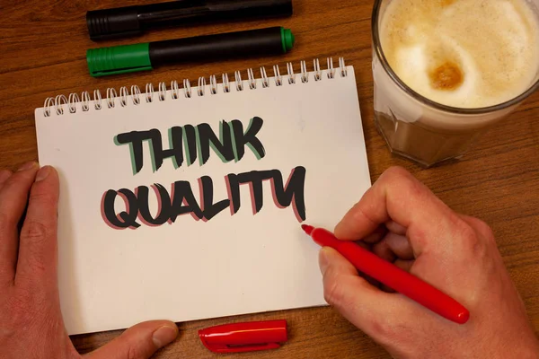 Escrevendo Nota Mostrando Think Quality Foto Negócios Mostrando Pensando Soluções — Fotografia de Stock
