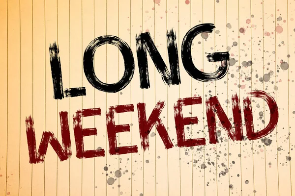 Kavramsal el uzun hafta sonu gösterilen yazma. Kısa tatil tatil sezonu rahatlatıcı rekreasyon timenotebook vitrine iş fotoğraf sayfa fikirler iletileri kalın siyah kırmızı harflerle çizgili