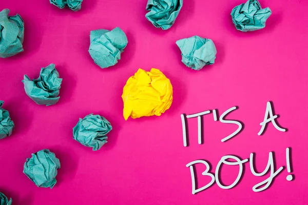 Kavramsal el S A çocuk motivasyonel buna gösterilen yazma. Erkek bebek vitrine iş fotoğraf geliyor Cinsiyeti ortaya Celebrationideas kelime pembe arka plan beyaz harflerle buruşuk kağıtları