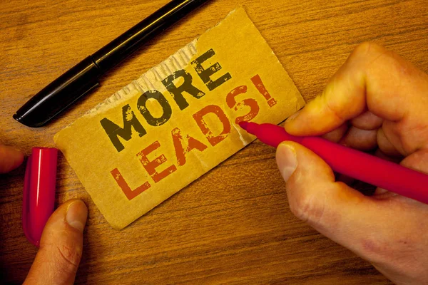 Daha açar motivasyonel ara gösterilen Not yazma. Sarı kağıt el holding kırmızı siyah kalem ahşap masa üzerinde oluşturma vermek ek potansiyel müşteri customersman vitrine iş fotoğraf
