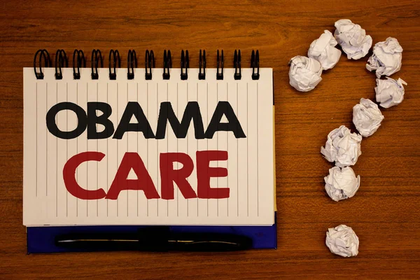 Obama bakım gösterilen metin işareti. Kavramsal resmi hükümet programı, sigorta sistemi hasta Protectionideas defter ahşap arka plan tırnak işareti için buruşuk gazetelere
