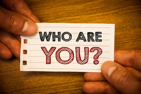 Kim sana soru gösterilen metin işareti. Kavramsal fotoğraf tanıtmak veya tanıtmak kendinizi kişisel hikayeni anlat