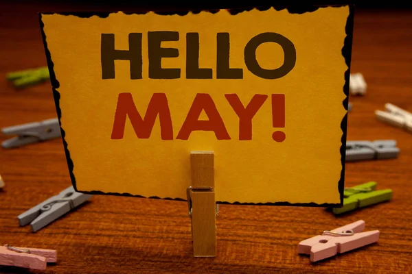 Metinler Merhaba olabilir motivasyonel ara yazma kelimeler. Nisan Springclothespin üzerinde olan yeni bir ay başlatmak için iş kavramı tutun clothespins ahşap arka plan sarı kağıt fikirler holding