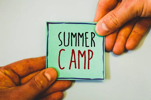 Scrivere Testi Mano Scrivendo Summer Camp Concetto Significato Luogo Nel — Foto Stock