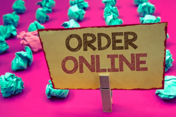 Metinler yazma kelime Online sipariş. İş kavramı Internet üzerinde bir şey satın almak için E-ticaret kablosuz alışveriş