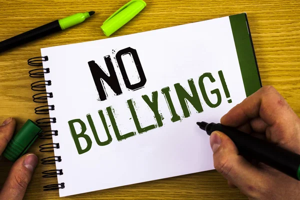 Hayır zorbalık motivasyonel ara gösterilen Not yazma. Taciz taciz saldırganlık saldırı yasak vitrine iş fotoğraf