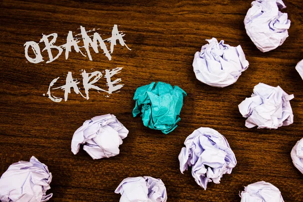 Obama bakım gösterilen Not yazma. Hükümet programı, sigorta sistemi hasta Protectionideas kelime ahşap arka plan tebeşir vitrine iş fotoğraf birkaç denemeden buruşuk kağıtlar mektuplar