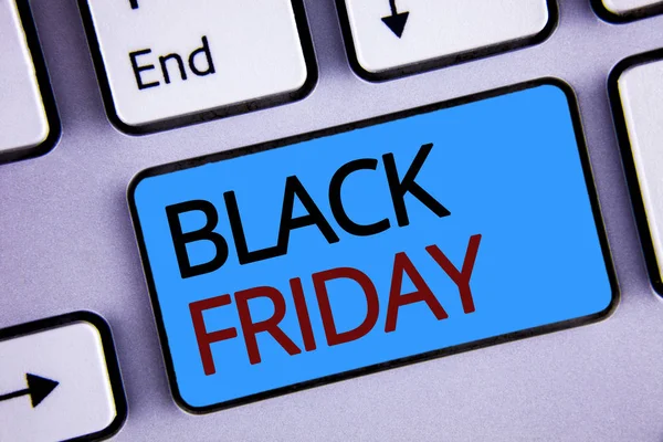 Black Friday gösterilen metin işareti. Şükran günü alışveriş izni indirimler sonra kavramsal fotoğraf özel satış