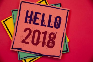 Metinler Merhaba 2018 yazma kelimeler. Bir yeni yıl motivasyon mesajı 2017 başlatmak için iş nowpink mavi sarı kağıtları fikirler kelimeler kavramlar siyah harflerle kırmızı bir arka plan üzerinde bir kavramdır