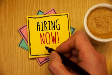 İşe hemen motivasyonel arayın gösterilen metin işareti. Kavramsal fotoğraf işgücü istedim çalışanlar Recruitmentman sarı oluşturma pembe mavi kağıtları siyah tutan el kahve kalem