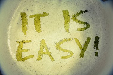 Bu kolay motivasyon çağır gösterilen Not yazma. İş fotoğraf net basit değil vitrine temel Effortlessideas iletileri kavramlar kelimeler harfler köpüklü kahve arka plan oluşturulmuş karmaşık