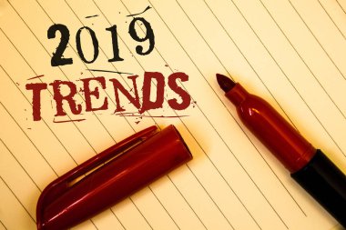 2019 Trendler gösterilen metin işareti. Kavramsal fotoğraf yeni yıl moda değişiklikleri yenilikler Modernideas iletileri gelişmeler defter sayfa siyah kırmızı harflerle açık kalem dinlenme üzerinde oluşturulan
