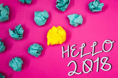 Kavramsal el Merhaba 2018 gösterilen yazma. Bir yeni yıl motivasyon mesajı 2017 başlayan vitrine iş fotoğraf nowideas kelime pembe arka plan beyaz harflerle buruşuk belgeler üzerinde olduğunu