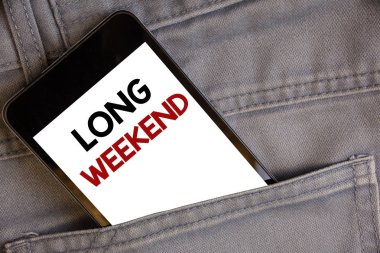 Uzun hafta sonu yazma el yazısı metinler. Kavram anlamı kısa tatil tatil sezonu rahatlatıcı rekreasyon timeconcept jean cep beyaz ekran siyah ve kırmızı harflerle içine cep telefonuyla