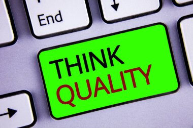 Kalite düşünüyorum gösterilen Not yazma. Düşünme yenilikçi değerli çözümler başarılı fikirler vitrine iş fotoğraf