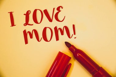 El yazısı metinler ben aşk anne motivasyonel ara. Antika arka plan üzerinde kırmızı harflerle oluşturulmuş kavram anlamı iyi duygular kendi anne Tendernessideas mesajlar sözler için kalem açın