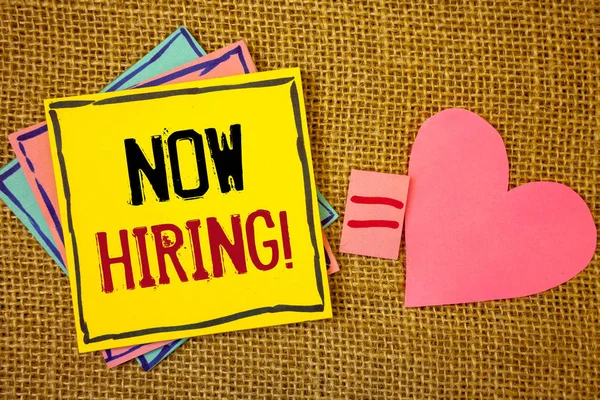 Kavramsal el işe motivasyonel çağır gösterilen yazma. İşgücü istedim çalışanlar Recruitmentideas not kağıtları eşittir işareti üzerinde oluşturulan iş fotoğraf metinleri hasır arka plan kalp