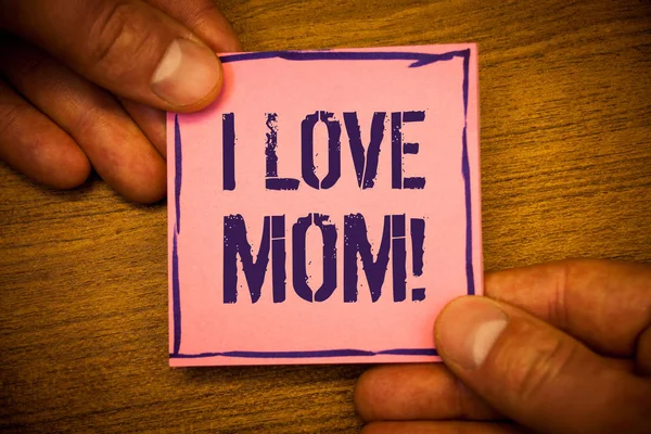 概念的な手書きの愛ママ動機付けを呼び出す私に示します ビジネス写真文章自分の母親 Tendernessman 気分のいいピンク注アイデア木製の背景に黒い文字を保持を保持します — ストック写真